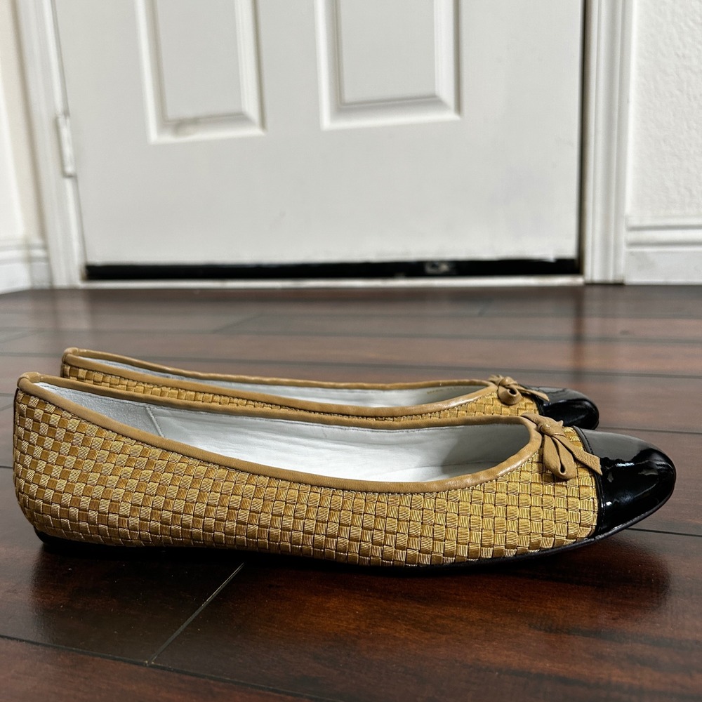 NWOB Delman Ballet Flats Women's 8.5 Tan Black Woven Patent Leather Cap Toe Bow